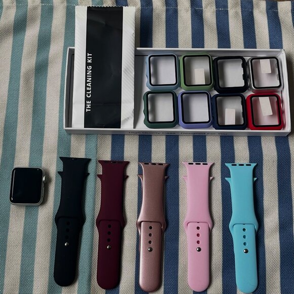 Apple Watch Series 3 (GPS) 38mm Aluminum Case - Silver Aluminum - (2017)